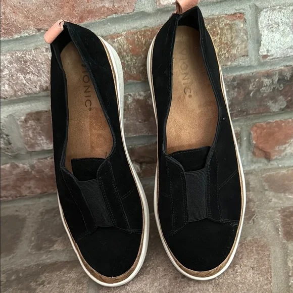 Vionic Levy, Black and Tan Slip-On Sneakers. Ladies size 8 Great condition - Picture 2 of 6